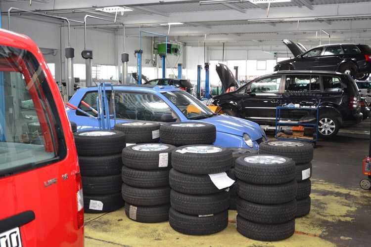 Im vergangenen Jahr durchliefen über 10.000 Fahrzeuge die Werkstatt des Landauer Unternehmens. (Foto: Scheid)
