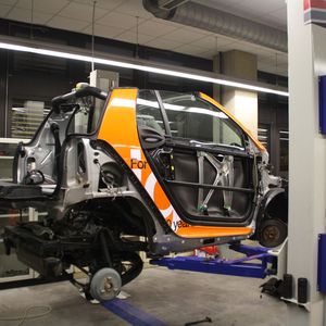 An der FH Köln wurde der Kleinwagen umgerüstet und Kunststoffgleitlager von Igus eingebaut.