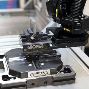 Robotergreifer «ASG» von Hofer: Kein Greiferwechsel für alle Palettengrössen.(Bild:  Hofer Technics AG)