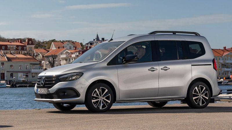 Die 122 PS und 245 Nm genügen völlig. Aber auch sonst hält der EQT wacker mit, wobei auf der Autobahn bei 132 km/h sowieso Schluss ist. (Bild: ©Mercedes-Benz AG)