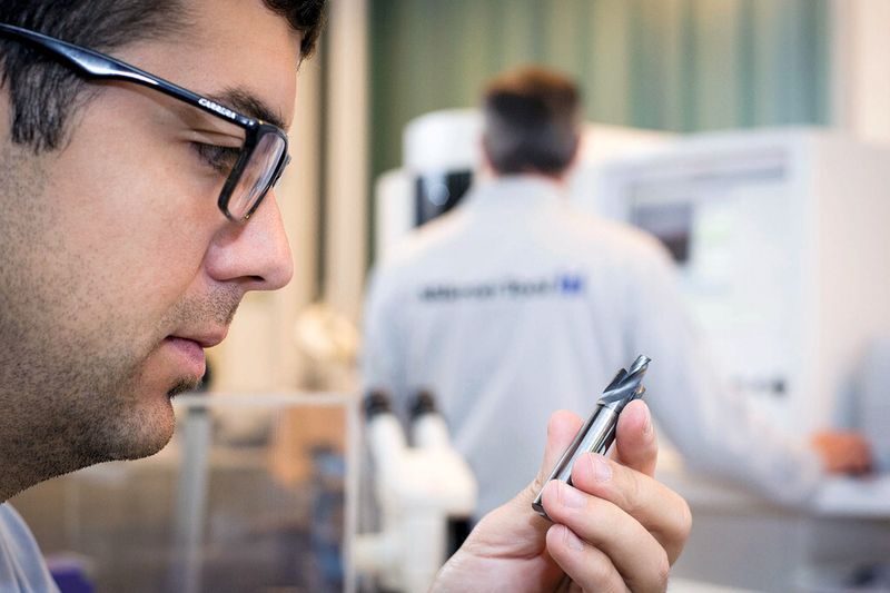 Weiteres Alleinstellungsmerkmal: 1 µm Bohr-Toleranz kann Mikron Tool SA Agno garantieren. Die guten Ergebnisse der Werkzeuge lassen sich nur mit hoch motivierten Mitarbeitern erzielen. (Thomas Entzeroth)
