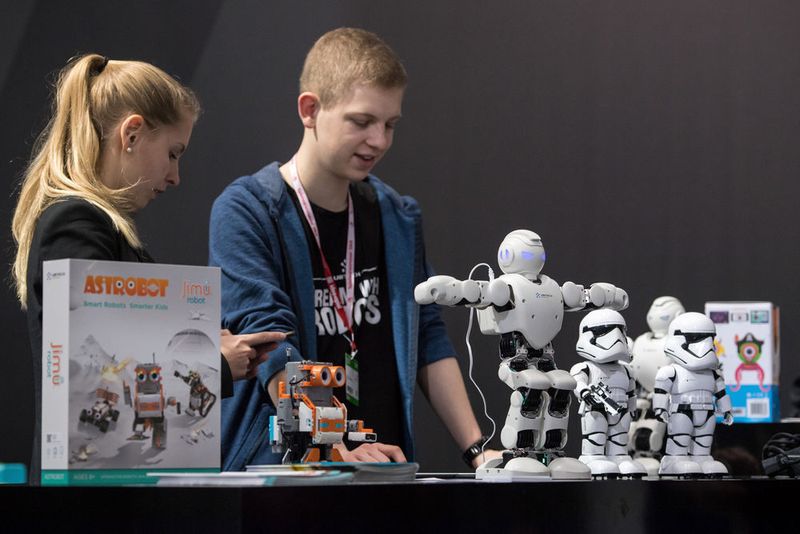 Das Roboter-Baukastensystem besteht aus Servomotoren, LEDs und Lautsprechern. Der Roboter kann via iOS und Android gesteuert und programmiert werden.  (Spielwarenmesse Nürnberg)