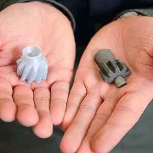 Das linke Modell der Beschichtungsgeometrie hat Julian Hasselmann im 3D-Drucker hergestellt, um sie im Anschluss mit seinem Verfahren zu realisieren (rechts).