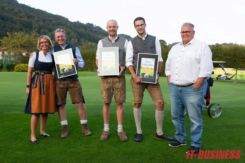 Gruppenbild mit den Gewinnern der Netto-Klasse B: (v. l.) Stephanie Steen (IT-BUSINESS), Hanno Boström (Erik Sterck), Milan Dörnhöfer (WithSecure), Michael Bauer (Arrow) und Michael Wolff (INTACT.COMPRO) (Bild: Vogel IT-Medien GmbH)