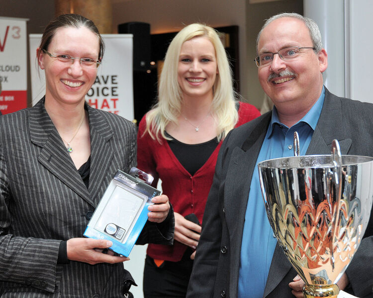 Claudia Lau (Spiering, li.) Gewinnerin eines Media-Players, mit Svenja Mohn (IT-BUSINESS Akademie) und Martin Haußmann (Azlan). (Archiv: Vogel Business Media)