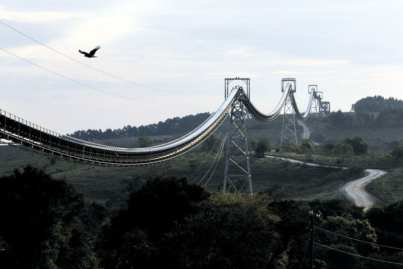 Die 7,2km lange Förderband-Seilbahn transportiert Material über Hindernisse sowie schwieriges Gelände hinweg und entlastet dabei die Umwelt. (Bild: Barroso)