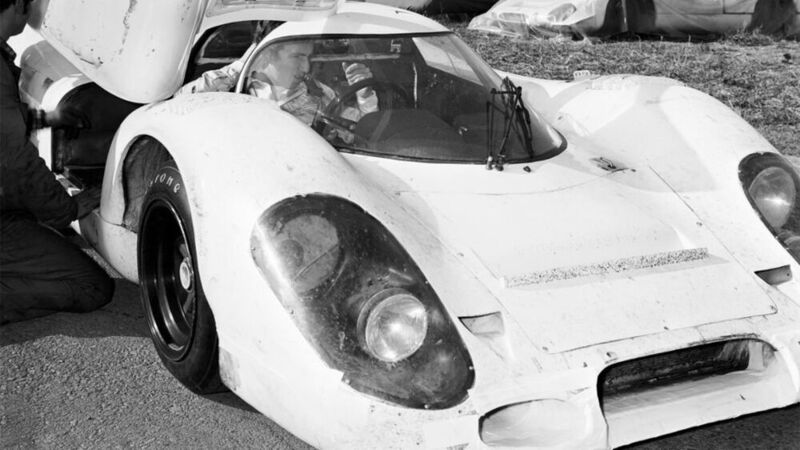 Legenden lernten in Weissach das Laufen. Auch der 917. Rolf Stommelen macht sich für eine Versuchsfahrt fertig. (Dr. Ing. h.c. F. Porsche AG)