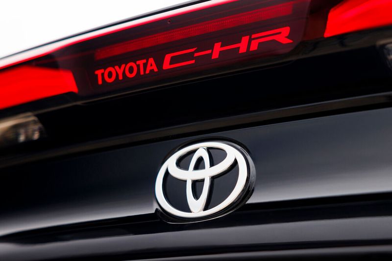 Außerdem fällt am Heck der beleuchtete Schriftzug auf. (Bild: Toyota)