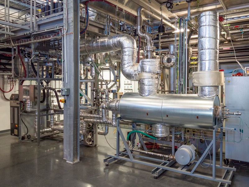 Hochtemperatur-Testumgebung zur Prozessentwicklung im Technikum des ZSW mit Abgas-nachbehandlung, verschiedenen Probenahmesystemen und umfangreicher Messtechnik. (Bild: ZSW)