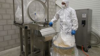 Eine typische Anlage, wie sie aus der Zusammenarbeit von Jet Solutions und ILC Dover resultiert: ein flexibler Isolator für die Beschickung eines Gefahrstoffs aus einem Fass in einen Reaktor.  (Bild: Jet Solutions)