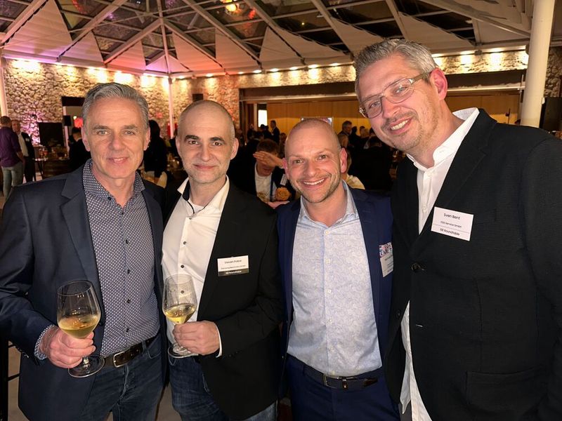 AV-Spezialisten unter sich (v. l.) Paul Koch (CDS), Steven Pollok (Samsung), Michael Brune (Dekora) und Sven Bent (CDS). (Bild: Vogel IT-Medien )