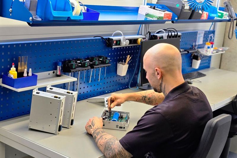 The first assembly workstations ensure fast delivery of Aerotech drives to the European market. (Image:Aerotech)