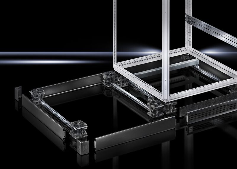 Der Flex Block ermöglicht eine schnelle Montage durch einfaches Zusammenspiel der Kunststoff- und Metallsockelbauteile. (Rittal)