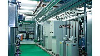 Die Geothermienlage von Werner & Mertz nutzt 12 °C kaltes Grundwasser, das von einer Wärmepumpe auf 35°C erhitzt wird.  (Bild: Werner & Mertz)