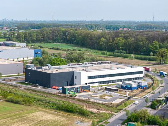 Die Inbetriebnahme der Forschungsfertigung „FFB PreFab“ der Fraunhofer-Gesellschaft in Münster setzt einen wichtigen Meilenstein auf dem Weg, die industrielle Fertigung von Batteriezellen für die Elektromobilität auch am Standort Deutschland wettbewerbsfähig zu machen. (Bild:  Siemens AG)