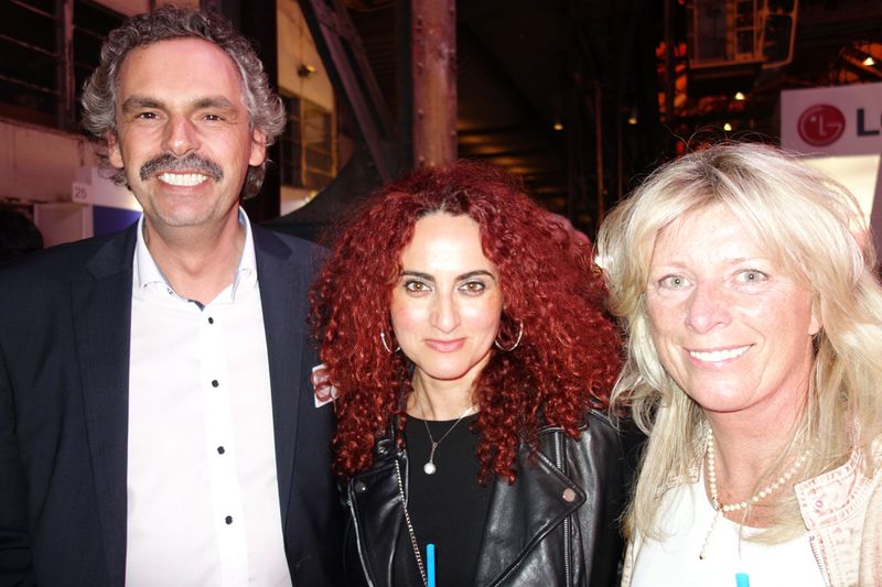 Besa, mit treuen IT-BUSINESS Lesern, Dagmar und André Schneider, Netzwerke+Konzept. (Bild: IT-BUSINESS)