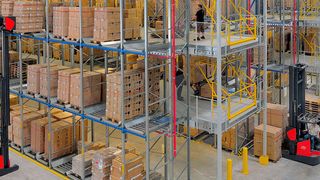 Das neue Fahrzeugortungssystem von Linde soll für mehr Sicherheit im Verkehr von Flurförderzeugen sorgen. Dank intelligenter Technik können Mitarbeiter rechtzeitig gewarnt werden, wenn sich ein Fahrzeug nähert. (Linde Material Handling)