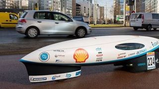 Gegenwart und Zukunft: das Fahrzeug des Teams der Technical University Delft im Stadtverkehr von Rotterdam (Shell)