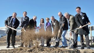 Feierlichen Spatenstich (n.l.n.r.): Dr. Helmut Selbach (Polytec), Dr. Hans-Lothar Pasch (Polytec), Dr. Karl Spanner (Polytec), Martina Wild (Polytec), Liselotte Lossau (Polytec), Franz Masino (Bürgermeister Waldbronn), Ulrich Maiterth (Harsch Bau), Reinhard Trautz (Harsch Bau) und Markus Spanner (Polytec).  (Bild: Polytec)