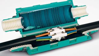 Komplettset: die Kabelgarnitur, das patentierte Schraubsystem für Zugentlastung und ein Verbinderblock. (Hellermann Tyton)