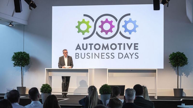 »kfz-betrieb« hatte am 21. und 22. Juni zu den ersten Automotive Business Days nach Würzburg geladen. Begrüßt wurden die rund 500 Gäste, die live und digital an den beiden Kongresstagen dabei waren, von »kfz-betrieb«-Chefredakteur Wolfgang Michel. (Bild: Stefan Bausewein)