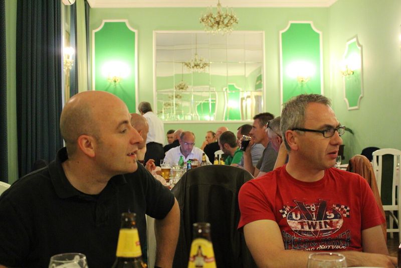 Intensive Diskussionen in Subotica: Patrik Hofer (Infosolutions GmbH) und Thomas Neumaier (Neumaier AG). (Bild: Holger Esseling)