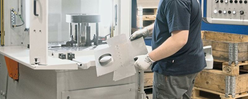Mit der Investition in eine hydraulische, mit Ziehkissen ausgestattete Umformpresse stärkt die Hans Eberle AG ihre Ausrichtung als Komplettanbieter für Blechteile und Baugruppen aus Blech.(Bild:  SMM)