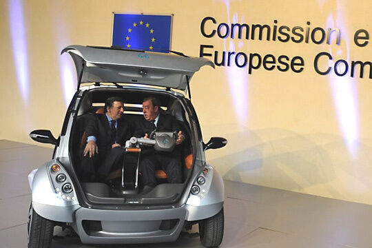EU-Kommissionspräsident José Manuel Barroso (re.) ließ sich den Hiriko von Unternehmenslenker Jesus Echave erklären. (Hiriko)