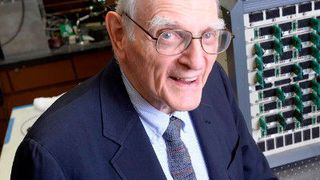 Batterieforschungs-Urgestein John Goodenough: Ein Forschungsteam um den 94-jährigen führenden Chemie-Experten hat an der 'University of Texas at Austin' nicht-brennbare Feststoff-Batteriezellen entwickelt, die eine sicherere, schnell-ladende Alternative zur gegenwärtigen Litium-Ionen-Technologe bieten könnte. (University of Texas at Austin)
