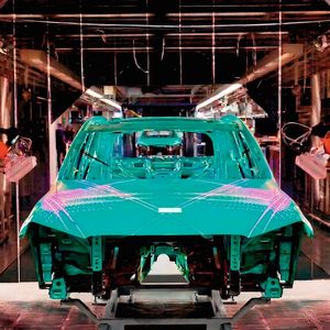 Polyplan mit seinen neu entwickelten, robotergeführten Inline-Messanlagen bereits erste Werke von Automobilherstellern ausgestattet, wodurch Spaltmaße und Bündigkeiten nun automatisch gecheckt werden können.(Bild:  Polyplan)