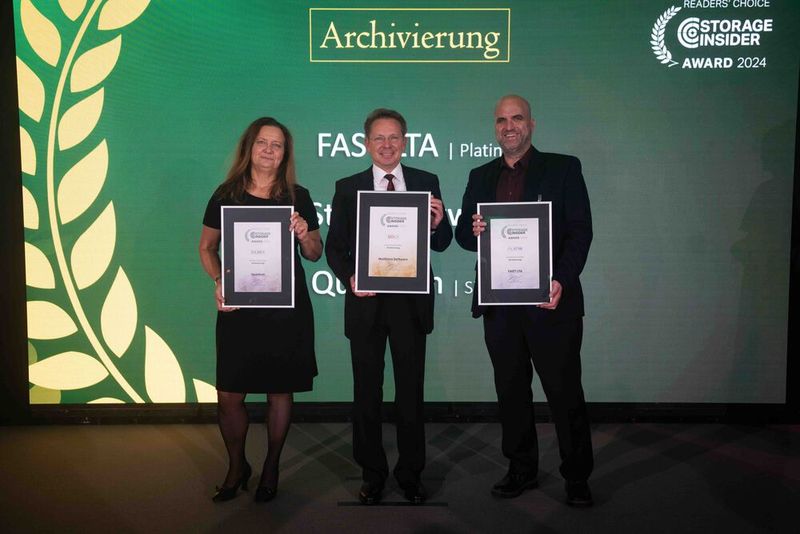 In der ersten Storage-Kategorie „Archivierung“ werden die Preise für Systeme und Software zur Langzeitaufbewahrung von Daten vergeben. Hier dürfen sich freuen: Ines Wolf (Quantum, Silber), Norbert Neudeck (MailStore Software, Gold) und Marek Birkenhauer (Fast LTA, Platin). (Bild: Manuel Emme Fotografie)