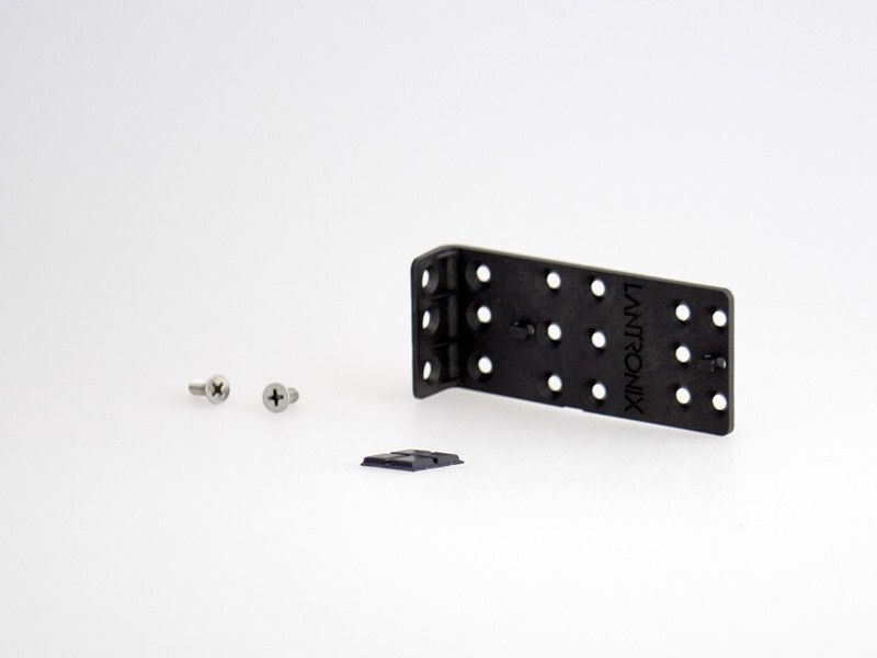 Lantronix legt zudem Befestigungsmaterial bei, mit dem Anwender den Druckserver im Rack befestigen können. (Bild: Srocke)