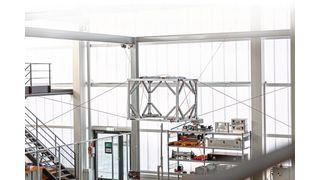 Seilroboter sind eine Automatisierungslösung für große Arbeitsräume, schwere Lasten oder Anwendungen mit hoher Dynamik und Beschleunigung.  (Fraunhofer-IPA/Foto: Rainer Bez)