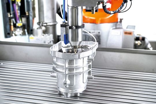 Trennmittel oder Öle lassen sich mit Hydroplasma zuverlässig und effizient entfernen.(Bild:  Plasmatreat GmbH)