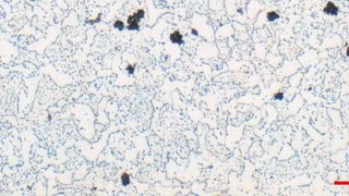Die Größe der Graphitausscheidungen im Stahl entscheidet über die Qualität bei der Zerspanung. Sind die schmierenden Einschlüsse zu groß, wird der Stahl spröde und rissanfällig. (Swiss Steel)