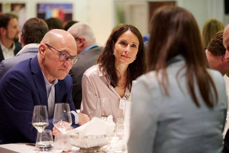 Impressionen vom ELEKTRONIKPRAXIS Frühlingsfest 2023 im Ketterer Kunst mit der Verabschiedung von Johann Wiesböck.  (Bild: © EYE AM CHRIS)