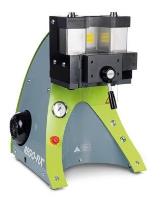 Red Dot Award 2015 - powRgrip PGU 9500 Spanneinheit für Werkzeugaufnahmen von REGO-FIX: Die automatische Spanneinheit powRgrip PGU 9500 ermöglicht das schnelle und sichere Ein- und Ausspannen von Werkzeugen für die mechanische Bearbeitung per Knopfdruck. Durch einen sehr präzisen Rundlauf und eine Vibrationsdämpfung steigert das Gerät die Werkzeugstandzeit. Zudem erfolgt das Werkzeugspannen, ohne dass dabei Hitze entsteht, wodurch die Arbeitssicherheit erhöht und Energie eingespart wird bei nachhaltiger Rücksicht auf die Umwelt. (Bild: Red Dot)