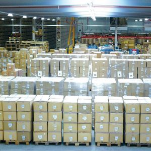 Im Elten-Logistikzentrum werden nicht nur bereits produzierte, bestellte Waren verteilt, sondern auch Materialien umgeschlagen, die von der Fertigungsstätte zur Sicherheitsschuhherstellung geordert werden.