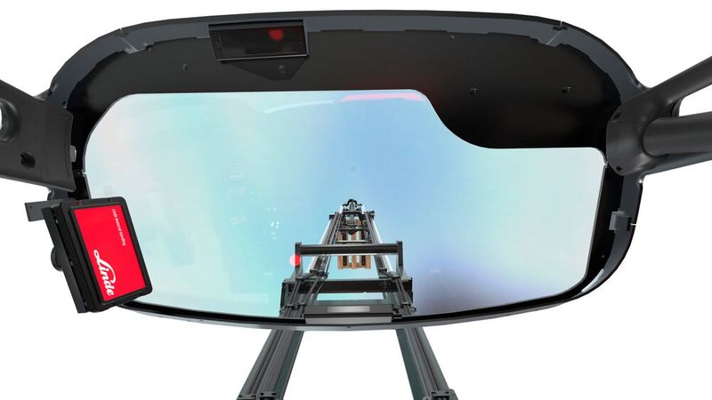 In Hubhöhen von bis zu 15 Metern lassen sich Paletten mit dem neuen Heavy-Duty-Schubmast transportieren, der im Vergleich zum Vorgängermodell wesentlich breiter konstruiert ist..