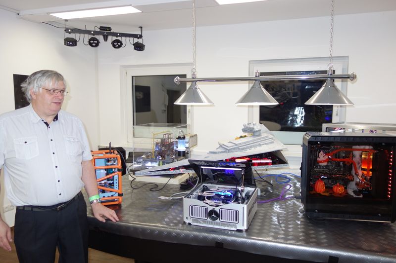 Bei den Produkten lebt das Technikerherz von Peter Fest, ASRock, auf. (Bild: IT-BUSINESS)