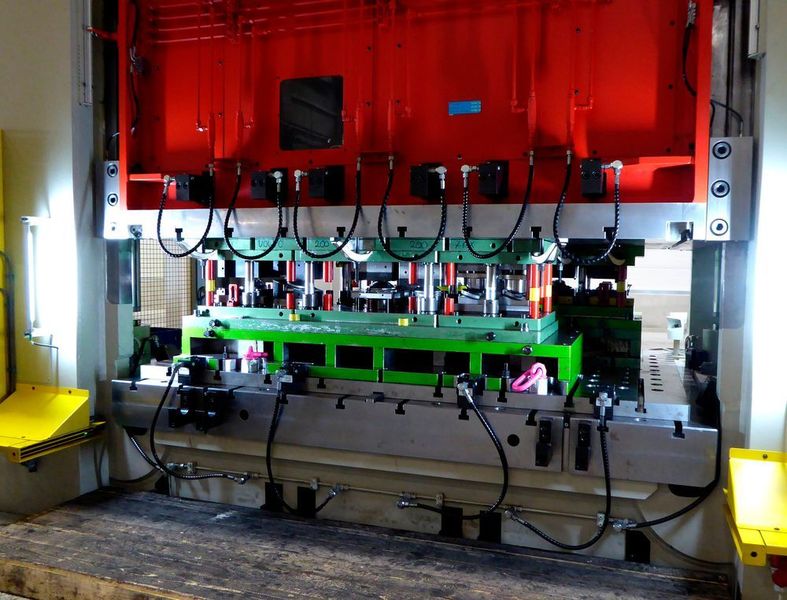 Die 1250-t-Presse kann Werkzeuge bis 13.000 kg, die 800-t-Presse Werkzeuge bis 10.000 kg aufnehmen. Die Platinen werden dabei beidseitig eingelegt. (Kuhn)