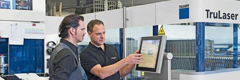 Oliver Frank (l.), Inhaber der Bigsteel AG in Hergiswil, im Gespräch mit Martin Hess, Servicetechniker Trumpf Schweiz AG, über Zuverlässigkeit und Flexibilität der Laserschneidmaschinen von Trumpf.(Bild:  Trumpf Schweiz AG)