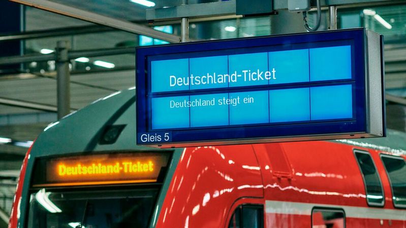 Am 1. Mai ist der Startschuss für das Deutschlandticket gefallen.(Bild:  Deutsche Bahn AG / Dominic Dupont)
