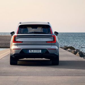 Die Form des EX90 ist wie gewohnt skandinavisch geprägt.(Bild:  Volvo)