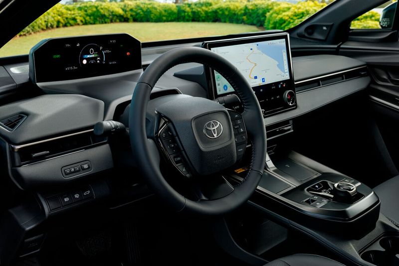 Zwar bleibt innen die grundlegende Designsprache eher kühl und technisch, doch Materialien, Haptik und Bedienung zeigen sich sichtbar aufgewertet. (Bild: Toyota)