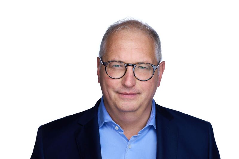 Thomas Kress, IT-Sicherheitsexperte und Geschäftsführer der Deutschen CyberKom: „Der Gesetzgeber schreibt kein starres Korsett vor. Diese Flexibilität macht NIS2 zu einem praxisnahen Instrument, das nicht bremst, sondern befähigt.“ (Bild: OLIVER WAGNER - www.oliverwagner.de)