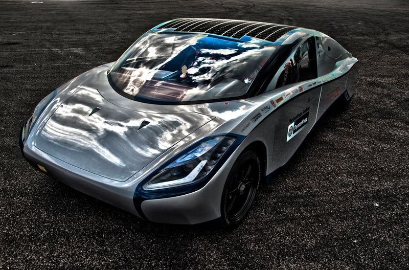 Als reinrassiges Sportcoupé mit zwei Sitzen entwickelt, beweist der energieeffiziente Thyssenkrupp Sun Riser, dass Elektromobilität nicht nur vernünftig und nachhaltig ist, sondern durchaus auch emotional begeistern kann. (Hochschule Bochum)