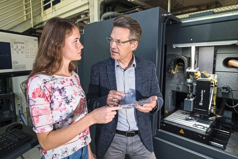 Professor Frank Mücklich bespricht laserstrukturierte Proben mit Masterstudentin Laura Ulrich. (Bild: © Oliver Dietze)