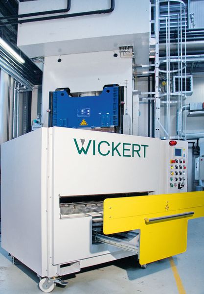 Ein Hochtemperatur- Kontaktheiztisch von Wickert erweitert die Anwendung thermoplastischer Matrixsysteme für Composites jetzt auch auf Hochleistungskunststoffe wie PEEK und PPS. (Bild: Wickert)