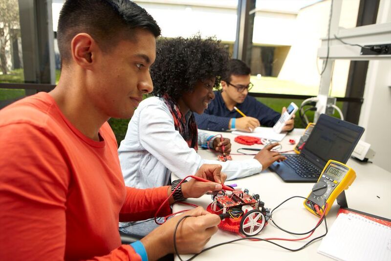 Im Roboter-Kit sind Hard- und Softwarekomponenten erhalten, mit denen die Studenten ihren eigenen Code schreiben und entwickeln können, um anschließend ihr eigenes, voll funktionsfähiges Robotiksystem zu bauen. (TI)